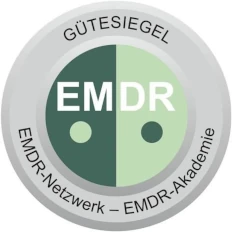 Gütesiegel mit EMDR-Schriftzug, zweigeteiltem Kreis und Text zu EMDR-Netzwerk und Akademie.